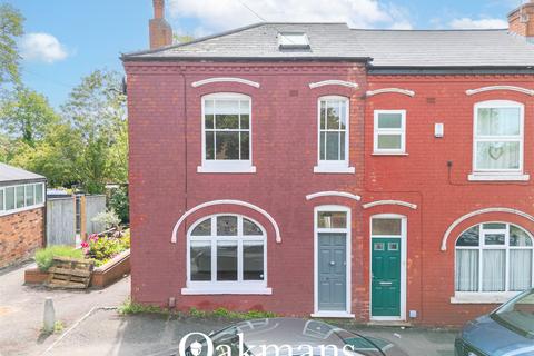 2 bed property, in North Road, £290,000