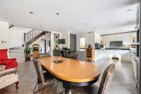 6 bed property, in Hillside, £975,000