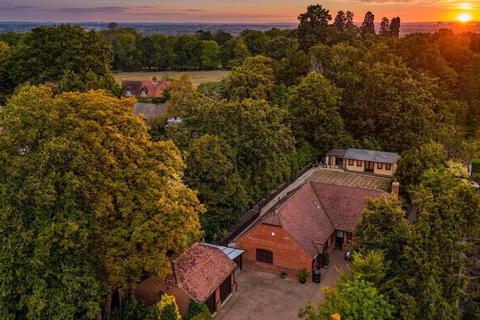 6 bed property, in Hillside, £975,000