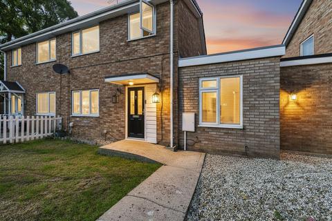 3 bed property, in Woodland Green, £290,000