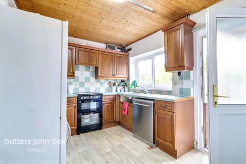 3 bed property, in Well Street, £180,000