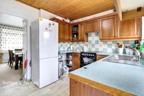 3 bed property, in Well Street, £180,000