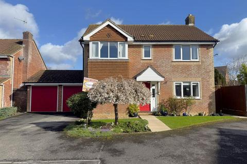 4 bed property, in Thomas Mead, £495,000