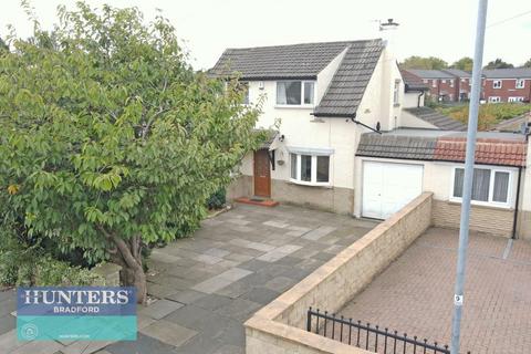 4 bed property, in Tyersal Court, £300,000
