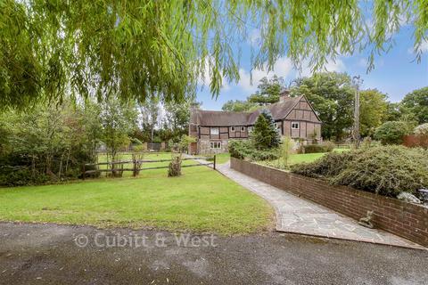 5 bed property, in Moats Lane, £1,100,000
