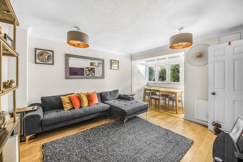 2 bed property, in Bywater Place, £500,000