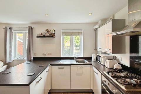2 bed property, in Latimer Close, £225,000