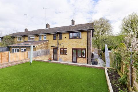 3 bed property, in Marlins Turn, £400,000