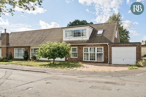 5 bed property, in Montague Close, £585,000