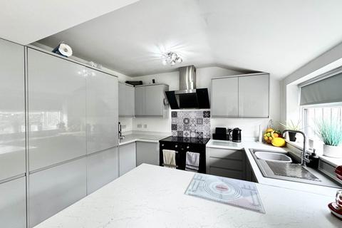 4 bed property, in Carmelite Crescent, £325,000