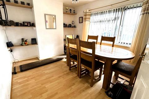 3 bed property, in Fairway, £135,000