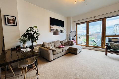 2 bed property, in Cypress Place, £260,000