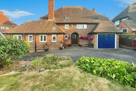 4 bed property, in Woodbourne, £780,000