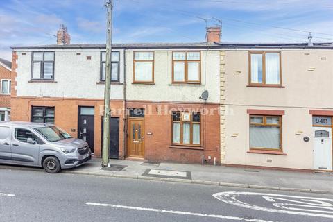 2 bed property, in Freckleton Street, £115,000