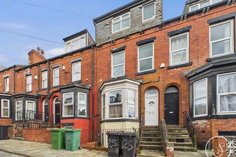 3 bed property, in Ebberston Terrace, £190,000