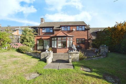 3 bed property, in Middlecroft Road South, £350,000
