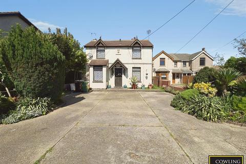 3 bed property, in Runwell Road, £415,000