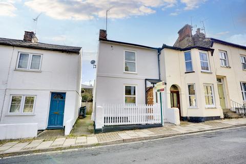 2 bed property, in Queen Street, £240,000