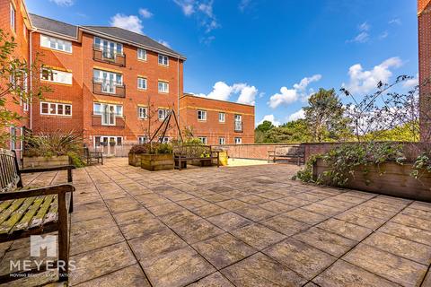 2 bed property, in Kingswood Place, £190,000