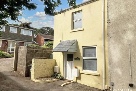 2 bed property, in Mead Lane, £180,000