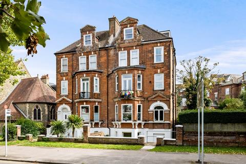 2 bed property, in Castle Hill Avenue, £200,000
