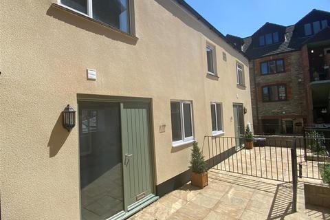 2 bed property, in High Street, £195,000
