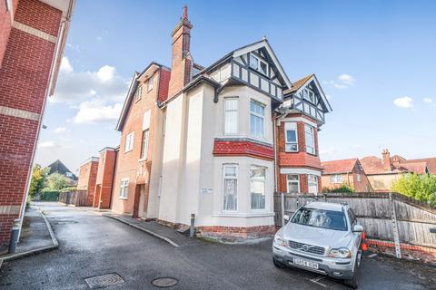 1 bed property, in Hill Lane, £160,000