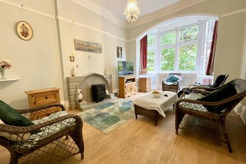 5 bed property, in Royal Avenue, £299,995