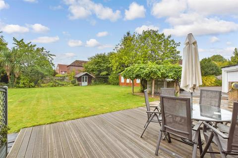 6 bed property, in Main Road, £795,000