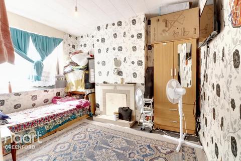 3 bed property, in Queens Avenue, £450,000