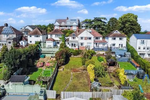 3 bed property, in Clevedon Road, £320,000