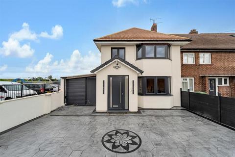 3 bed property, in Station Crescent, £600,000