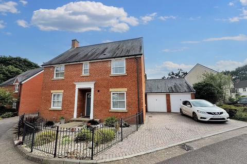 4 bed property, in Fairby Close, £450,000
