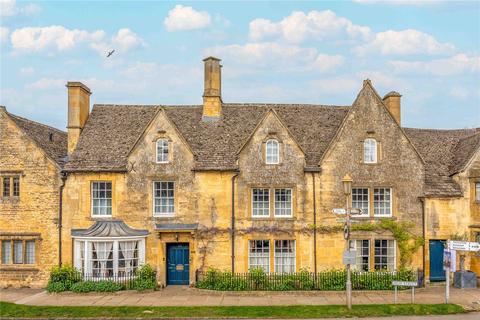 6 bed property, in High Street, £2,500,000