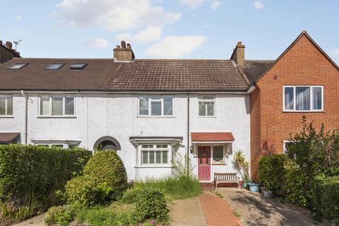 3 bed property, in Toynbee Road, £800,000