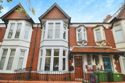 3 bed property, in Stallcourt Avenue, £450,000