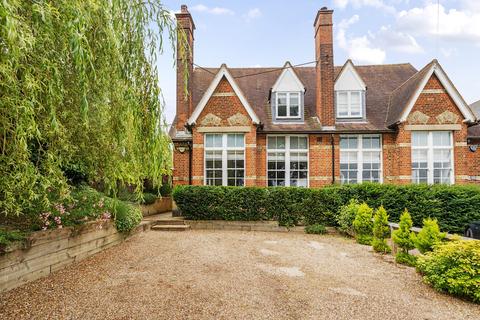 3 bed property, in Chapel Hill, £785,000
