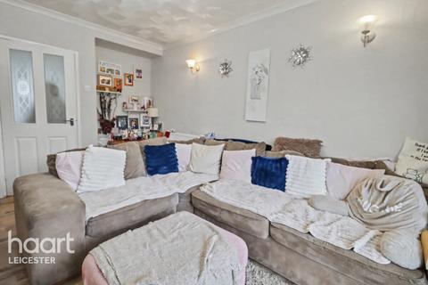 3 bed property, in The Avenue, £265,000