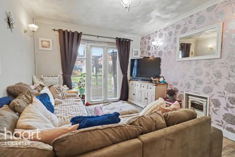 3 bed property, in The Avenue, £265,000
