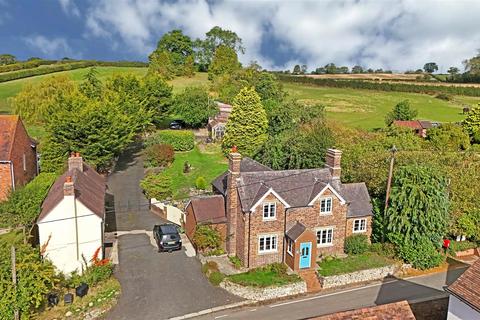 6 bed property, in The Mount & Mount Cottage, £795,000