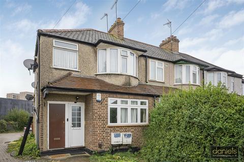 1 bed property, in Lynn Close, £255,000