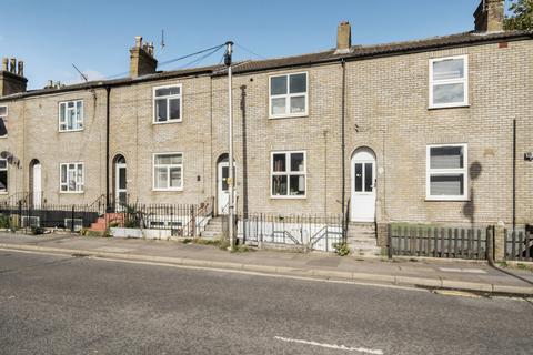 5 bed property, in St. Andrews Road, £305,000