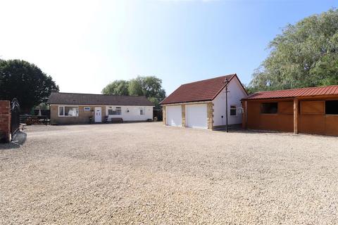 3 bed property, in Oxbridge Lane, £450,000