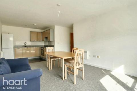 2 bed property, in Admiral Drive, £210,000