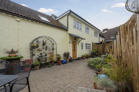 5 bed property, in High Street, £650,000