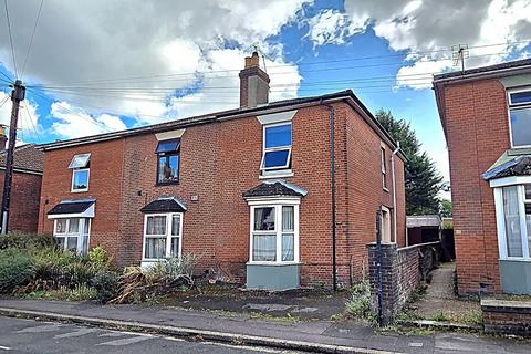 4 bed property, in Avenue Road, £290,000