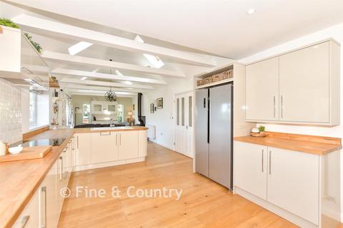 5 bed property, in New Road, £650,000