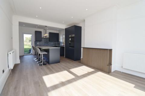 5 bed property, in Westbrook Avenue, £725,000