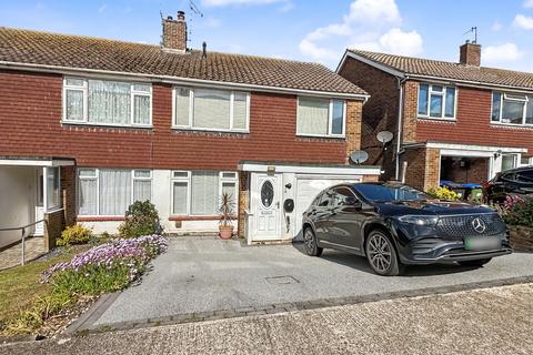 3 bed property, in Rye Close, £415,000