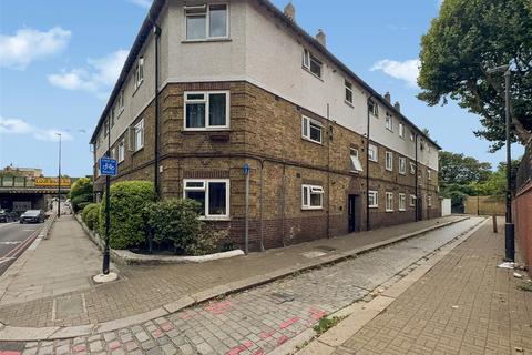 1 bed property, in Latchmere Road, £275,000
